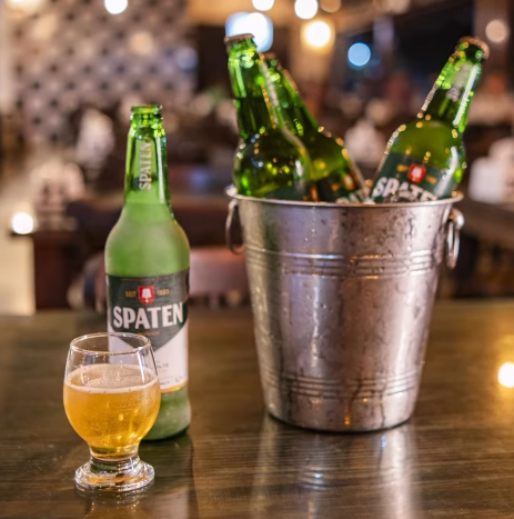 Cerveja sendo servida bem gelada na Donna Graça
