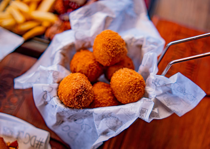 Bolinhos de carne de sol servidos na Donna Graça
