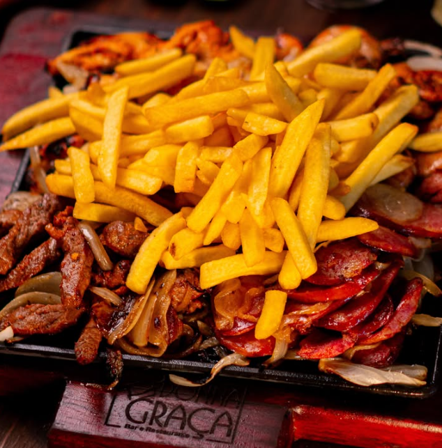 Chapa mista com fritas e acompanhamentos da Donna Graça