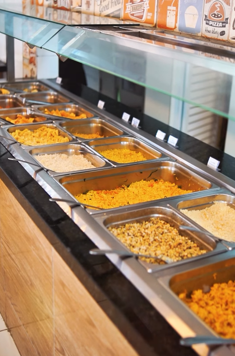 Opções frescas com reposição constante no buffet
