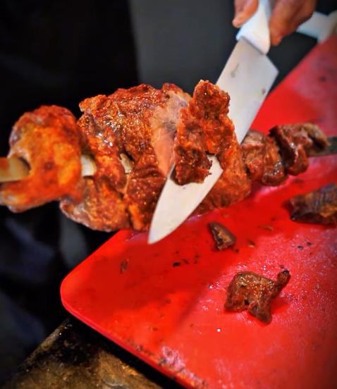 Carne assada sendo cortada e servida na hora
