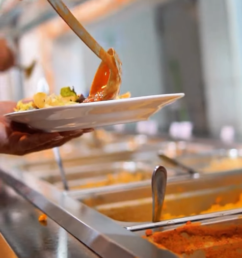 Prato sendo servido no buffet da Donna Graça